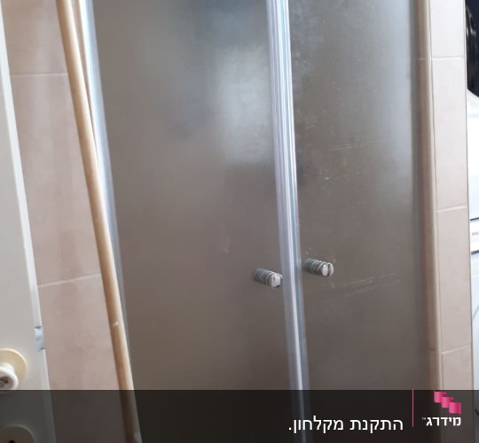 דלתות זכוכית למקלחת עם ידיות מתכת